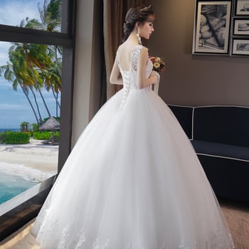 Rochie de mireasă albă, talie înaltă, lungă, croială minimalistă, care flatează silueta, pentru ședințe foto de nuntă în călătorie, model de vară 2026