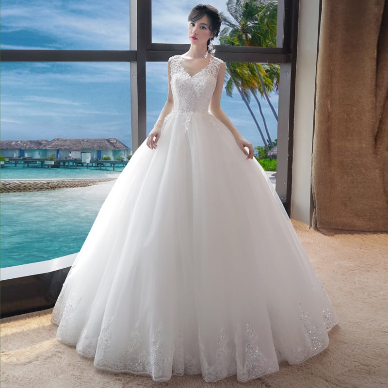 Rochie de mireasă albă, talie înaltă, lungă, croială minimalistă, care flatează silueta, pentru ședințe foto de nuntă în călătorie, model de vară 2026