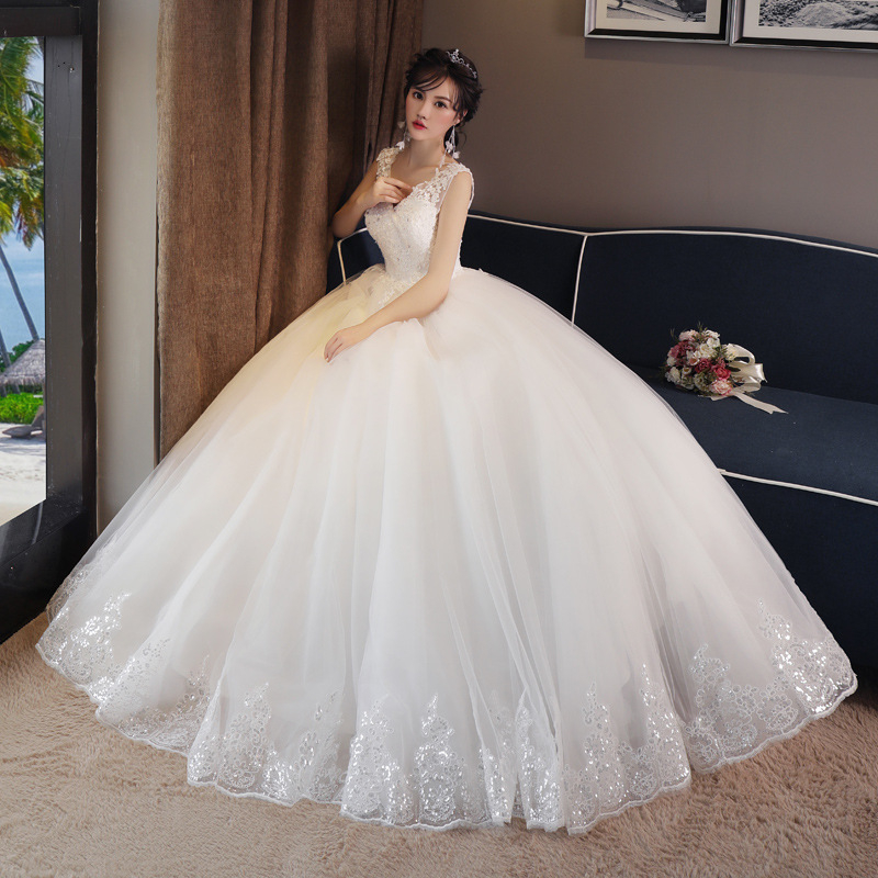 Rochie de mireasă albă, talie înaltă, lungă, croială minimalistă, care flatează silueta, pentru ședințe foto de nuntă în călătorie, model de vară 2026