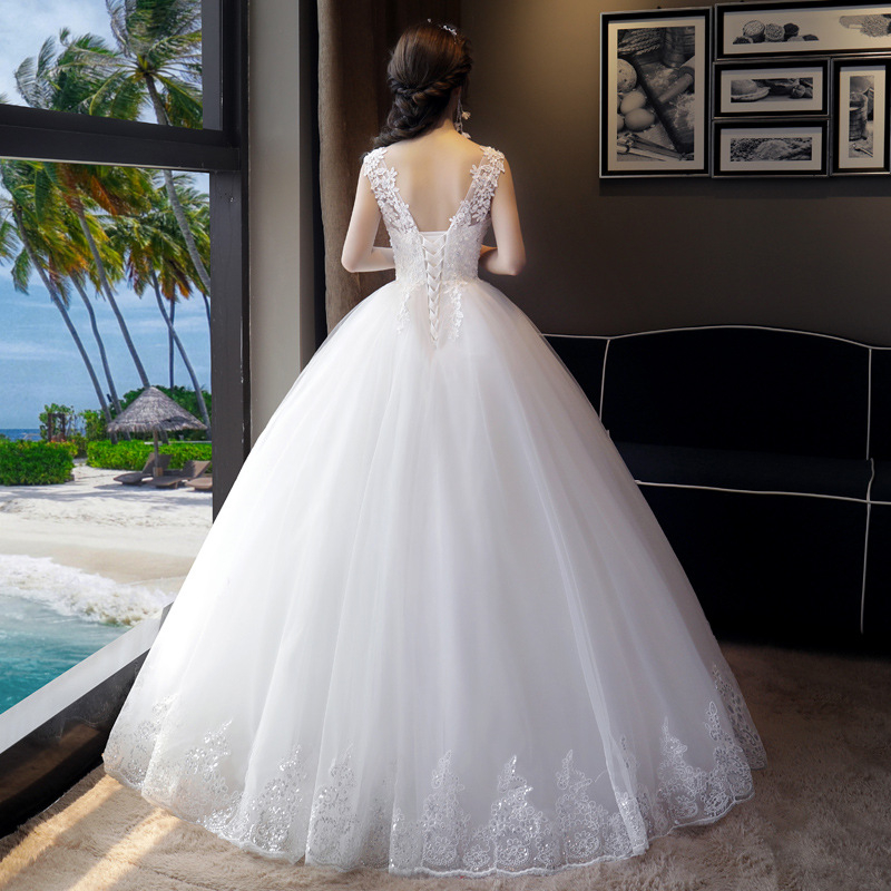 Rochie de mireasă albă, talie înaltă, lungă, croială minimalistă, care flatează silueta, pentru ședințe foto de nuntă în călătorie, model de vară 2026