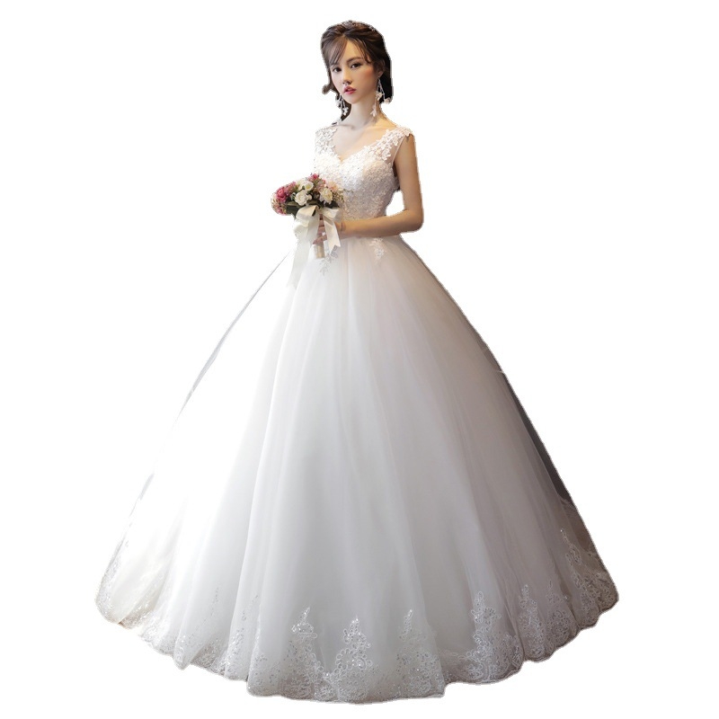 Rochie de mireasă albă, talie înaltă, lungă, croială minimalistă, care flatează silueta, pentru ședințe foto de nuntă în călătorie, model de vară 2026