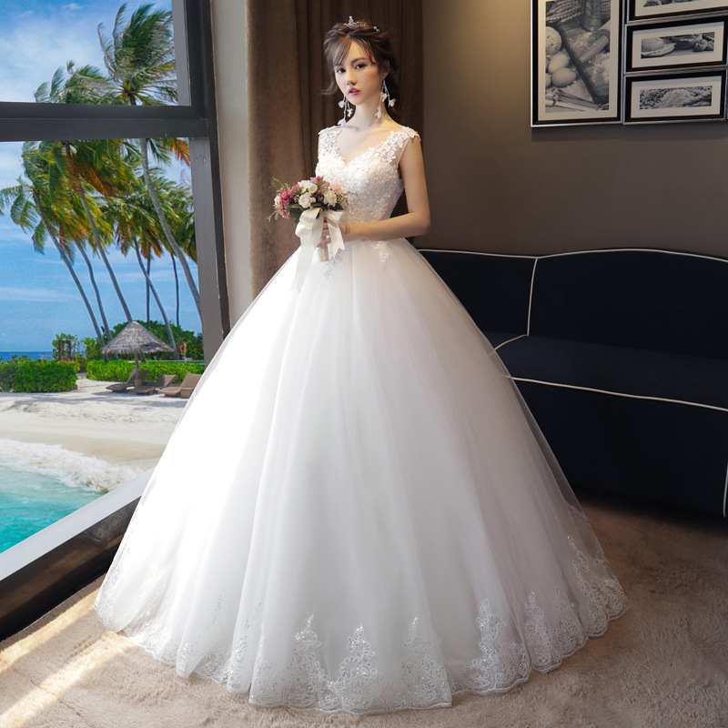 Rochie de mireasă albă, talie înaltă, lungă, croială minimalistă, care flatează silueta, pentru ședințe foto de nuntă în călătorie, model de vară 2026
