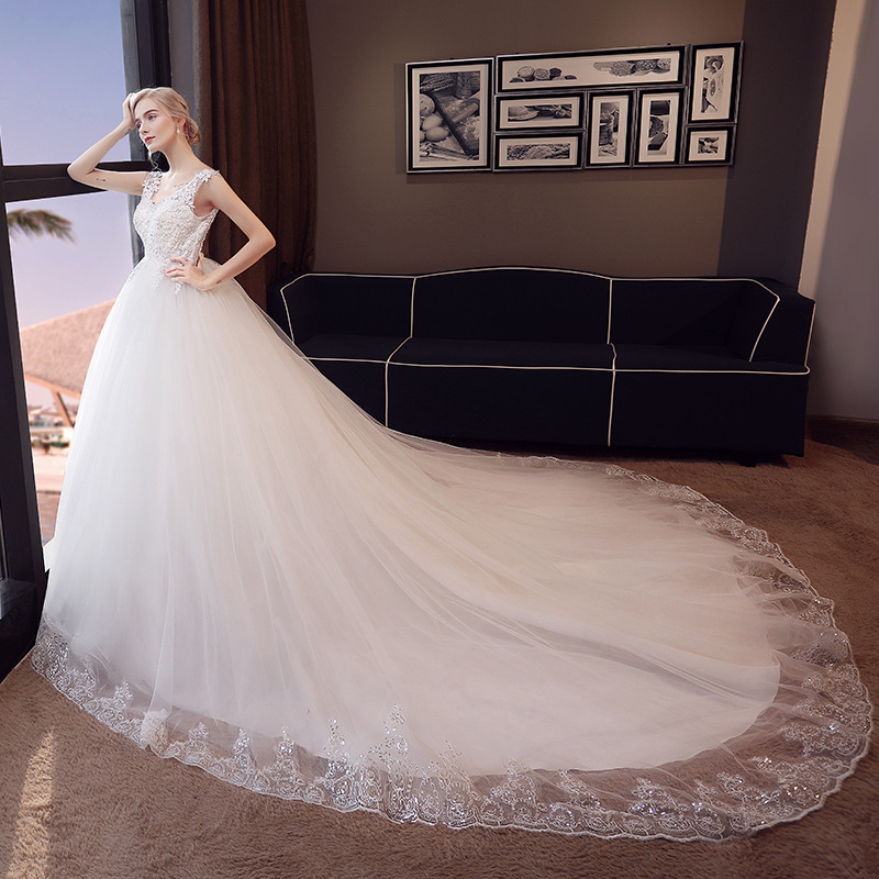 Rochie de mireasă albă, talie înaltă, lungă, croială minimalistă, care flatează silueta, pentru ședințe foto de nuntă în călătorie, model de vară 2026