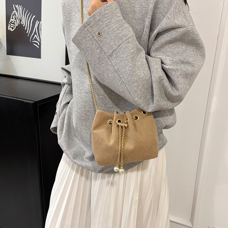 Geantă bucket pentru femei din corduroy, stil coreean, versatilă, cu curea crossbody, mică, pentru utilizare zilnică.