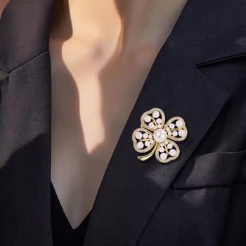 Broșă pentru femei cu trifoi cu patru foi și perlă, design floral elegant