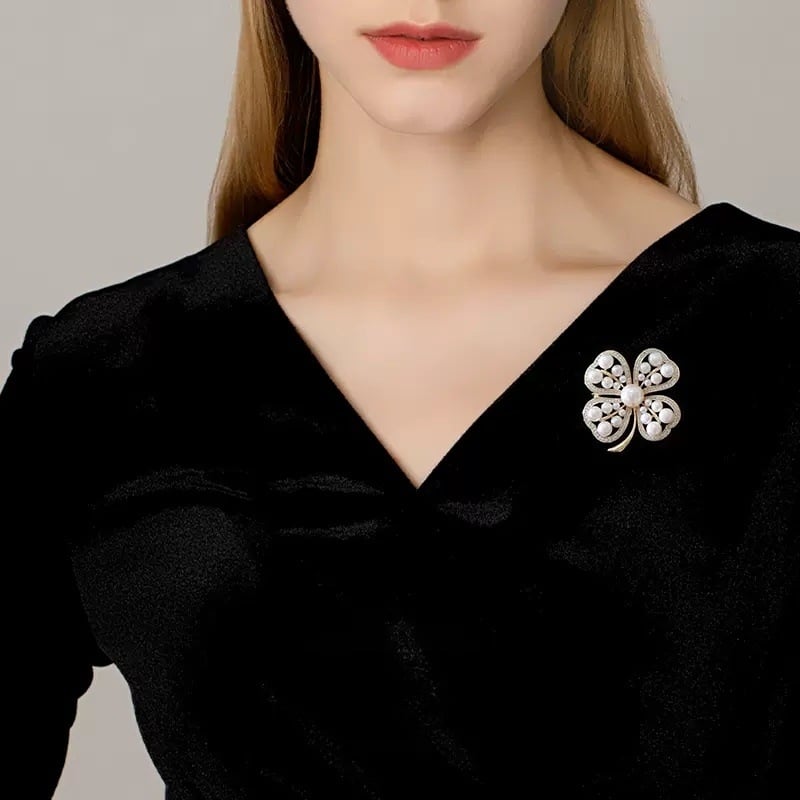 Broșă pentru femei cu trifoi cu patru foi și perlă, design floral elegant