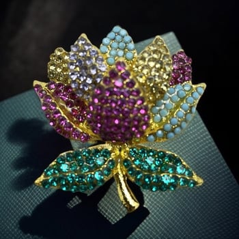 Broșă luxoasă cu lotus și diamante colorate, design rafinat de înaltă clasă pentru femei elegante