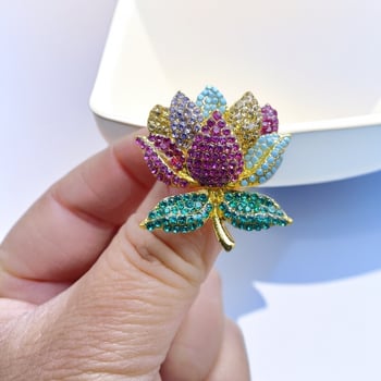 Broșă luxoasă cu lotus și diamante colorate, design rafinat de înaltă clasă pentru femei elegante