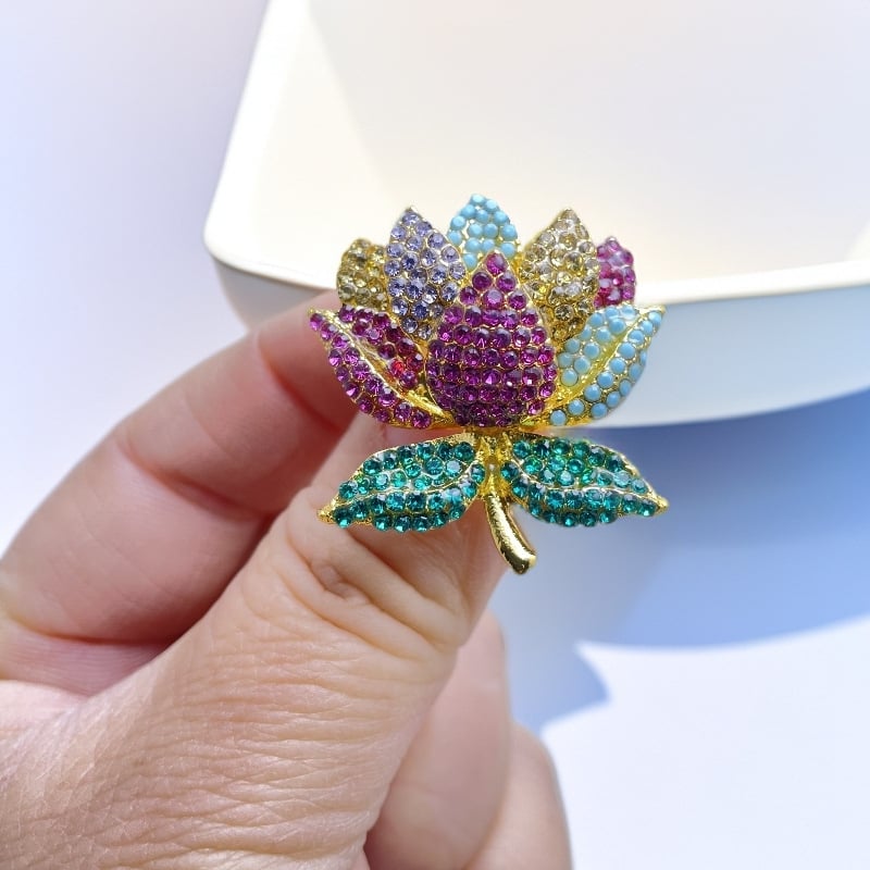 Broșă luxoasă cu lotus și diamante colorate, design rafinat de înaltă clasă pentru femei elegante