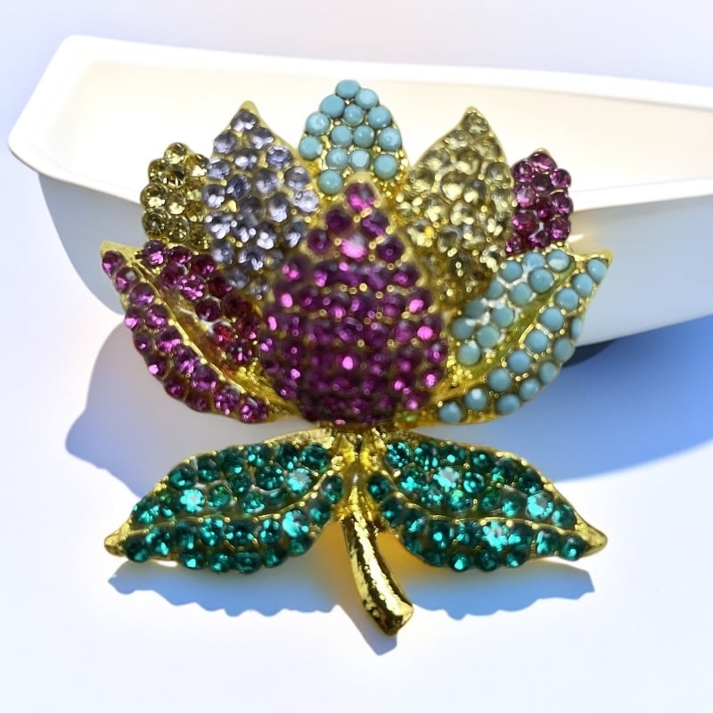 Broșă luxoasă cu lotus și diamante colorate, design rafinat de înaltă clasă pentru femei elegante