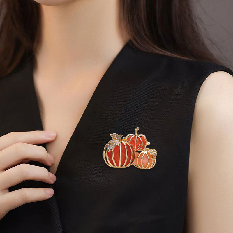 Brosa cu dovleac, motiv fructe și legume, încrustări cu diamante, accesoriu de modă de înaltă clasă