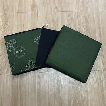 Taburet pliabil de depozitare din material textil, cu logo personalizabil; șezut și spațiu pentru schimbarea încălțămintei.