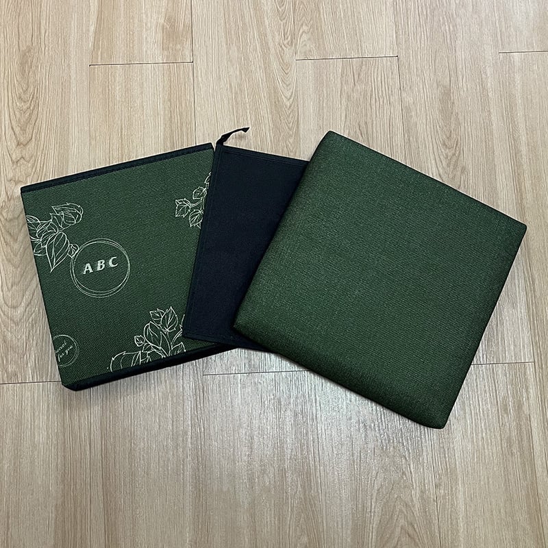 Taburet pliabil de depozitare din material textil, cu logo personalizabil; șezut și spațiu pentru schimbarea încălțămintei.