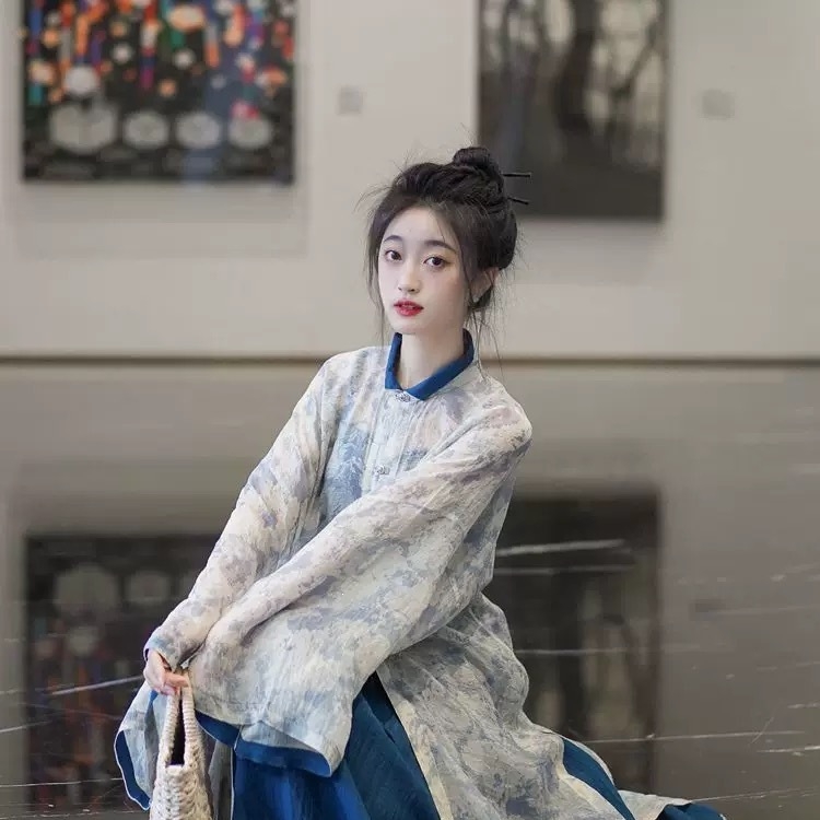 Hanfu nou îmbunătățit cu elemente Han, rochie lungă cu guler înalt în stil Ming, fustă cu bretele, set de trei piese pentru purtare zilnică