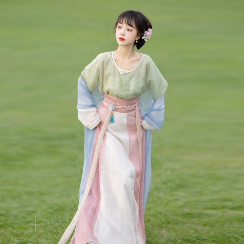 Hanfu în stil Tang, ansamblu de primăvară pentru banchet: robă imprimată, top interior cu guler rotund și fustă cu opt panouri pentru purtare zilnică.