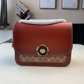 Geantă de damă Madison Camellia cu lanț, mică pătrată din piele cu finisaj retro, pentru umăr/crossbody