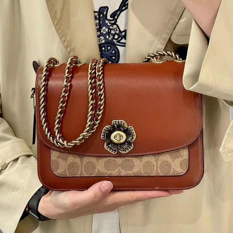Geantă de damă Madison Camellia cu lanț, mică pătrată din piele cu finisaj retro, pentru umăr/crossbody