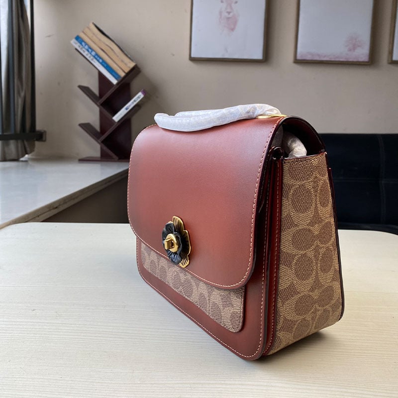 Geantă de damă Madison Camellia cu lanț, mică pătrată din piele cu finisaj retro, pentru umăr/crossbody