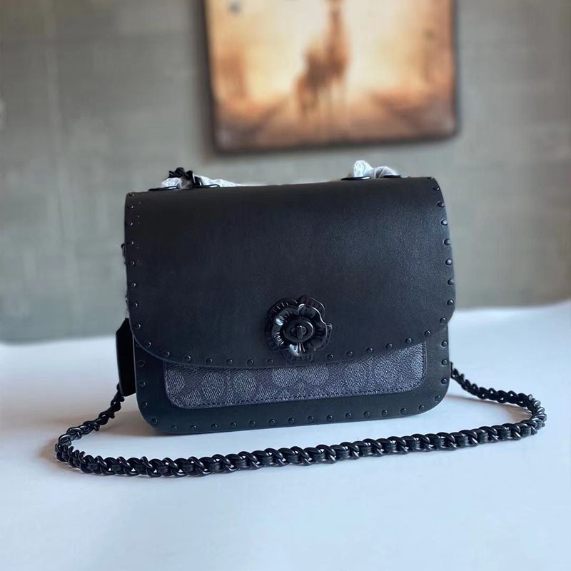 Geantă de damă Madison Camellia cu lanț, mică pătrată din piele cu finisaj retro, pentru umăr/crossbody