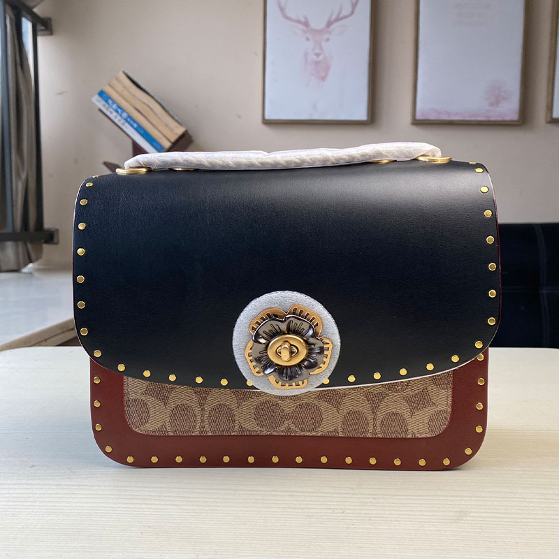 Geantă de damă Madison Camellia cu lanț, mică pătrată din piele cu finisaj retro, pentru umăr/crossbody