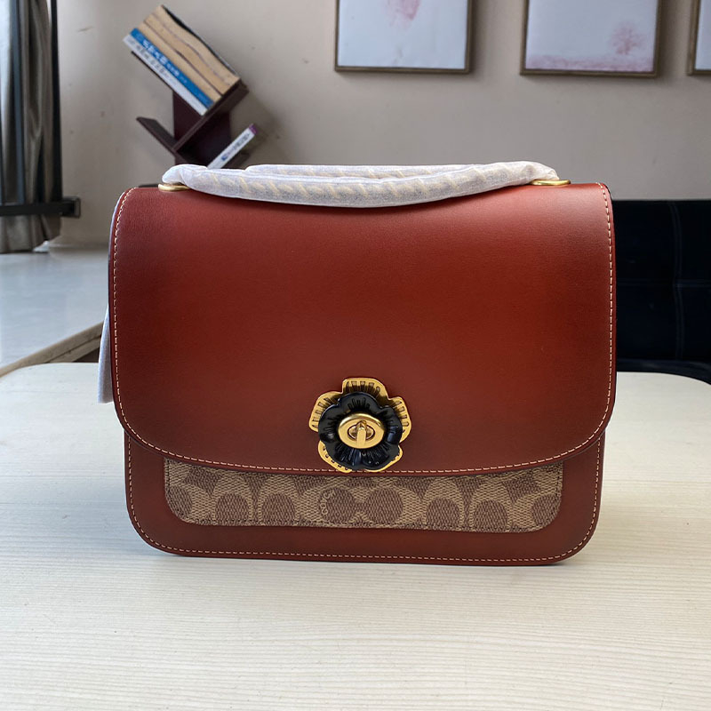 Geantă de damă Madison Camellia cu lanț, mică pătrată din piele cu finisaj retro, pentru umăr/crossbody