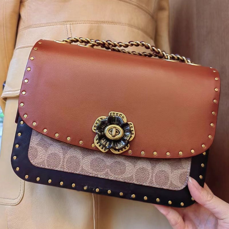 Geantă de damă Madison Camellia cu lanț, mică pătrată din piele cu finisaj retro, pentru umăr/crossbody