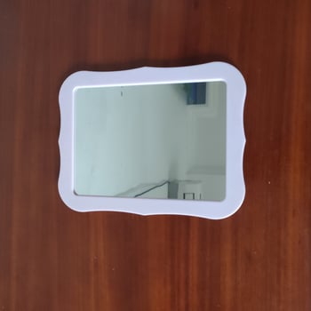 Oglindă de machiaj magnetică de 5x7 inch, cadru din plastic cu margine scalloped, pentru utilizare pe birou
