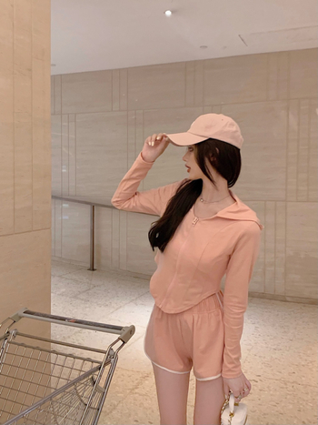 Set femei cu protecție UV: cardigan cu glugă și tricou, pentru primăvară, ușor, două piese, ținută casual.