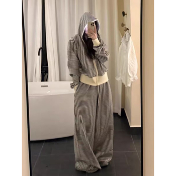 Set feminin din două piese cu dungi: jachetă-sweatshirt și pantaloni largi, croială lejeră, toamnă-iarnă, stil comod elegant