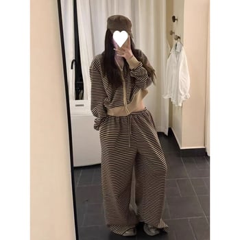 Set feminin din două piese cu dungi: jachetă-sweatshirt și pantaloni largi, croială lejeră, toamnă-iarnă, stil comod elegant