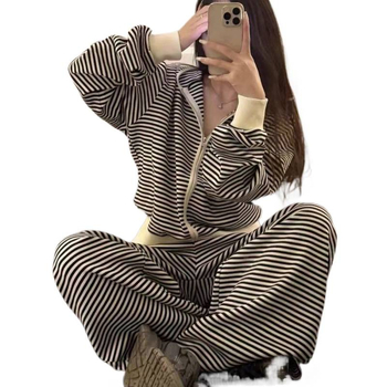 Set feminin din două piese cu dungi: jachetă-sweatshirt și pantaloni largi, croială lejeră, toamnă-iarnă, stil comod elegant