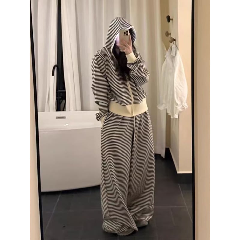 Set feminin din două piese cu dungi: jachetă-sweatshirt și pantaloni largi, croială lejeră, toamnă-iarnă, stil comod elegant