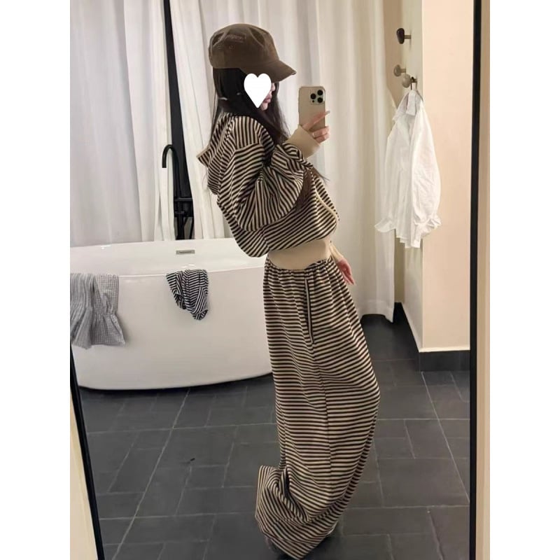 Set feminin din două piese cu dungi: jachetă-sweatshirt și pantaloni largi, croială lejeră, toamnă-iarnă, stil comod elegant