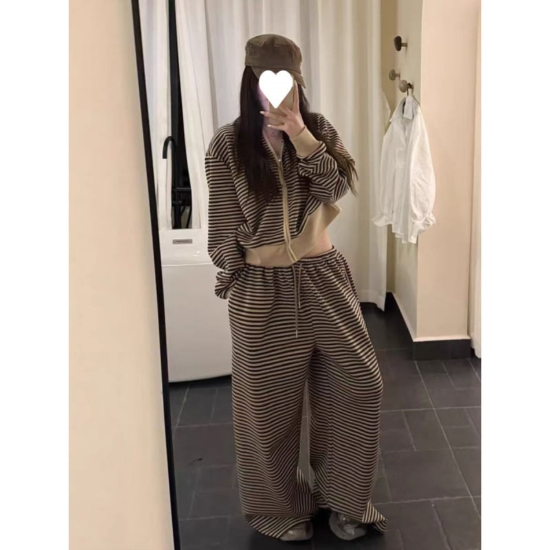 Set feminin din două piese cu dungi: jachetă-sweatshirt și pantaloni largi, croială lejeră, toamnă-iarnă, stil comod elegant
