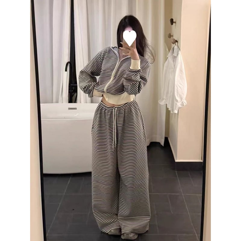 Set feminin din două piese cu dungi: jachetă-sweatshirt și pantaloni largi, croială lejeră, toamnă-iarnă, stil comod elegant