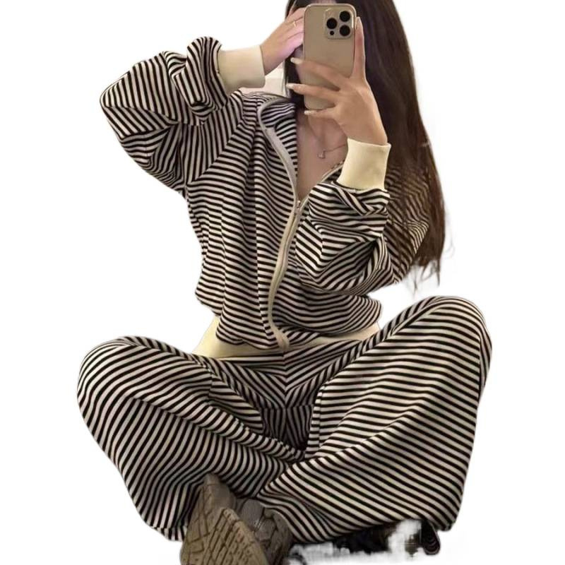 Set feminin din două piese cu dungi: jachetă-sweatshirt și pantaloni largi, croială lejeră, toamnă-iarnă, stil comod elegant