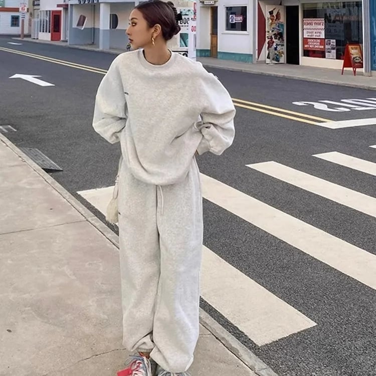 Set casual brodat pentru femei, croi lejer în stil boyish, hanorac și pantaloni jogger, primăvară–toamnă 2026