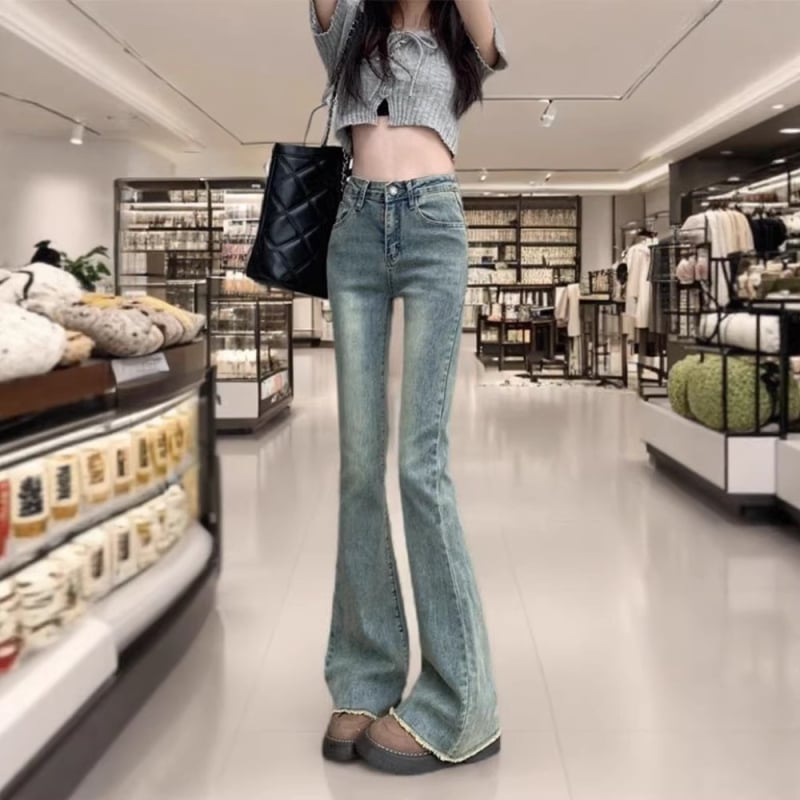 Jeans dama vintage cu tiv franjat, croi evazat, talie înaltă, slim, lungime până la podea, primăvara 2026