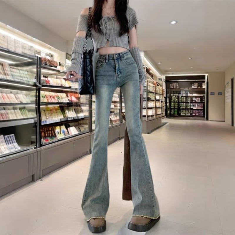 Jeans dama vintage cu tiv franjat, croi evazat, talie înaltă, slim, lungime până la podea, primăvara 2026