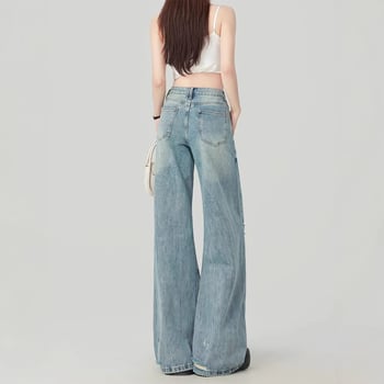 Blugi albastru deschis, talie înaltă, croi lejer, denim spălat, siluetă evazată cu picior larg