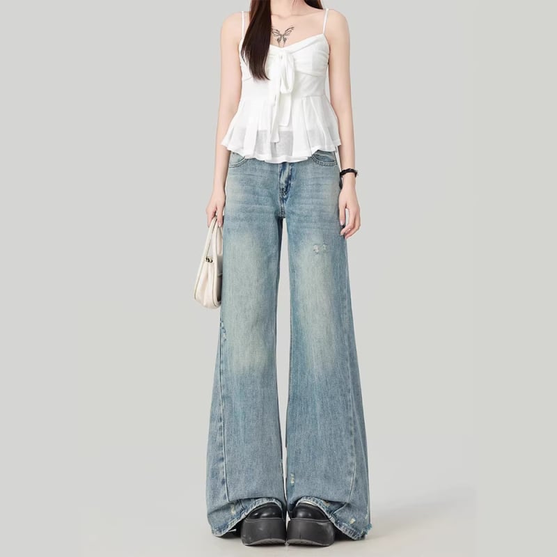 Blugi albastru deschis, talie înaltă, croi lejer, denim spălat, siluetă evazată cu picior larg