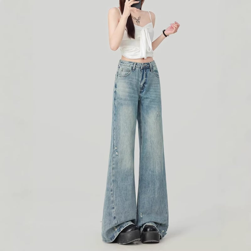 Blugi albastru deschis, talie înaltă, croi lejer, denim spălat, siluetă evazată cu picior larg