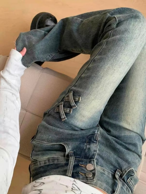 Jeansi dama cu talie înaltă, în stil retro, ușor evazați în jos, pentru siluetă pară, mărime petite, toamna 2025