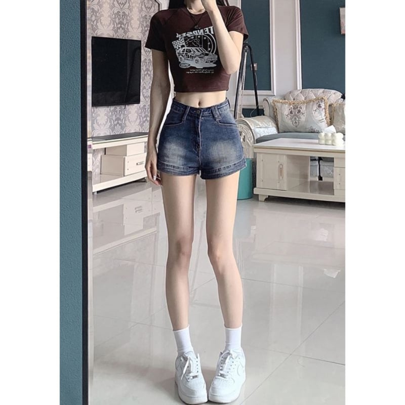 Shorturi din denim cu talie înaltă, stil vintage, detalii uzate, croială slim, talie elastică, vară 2025