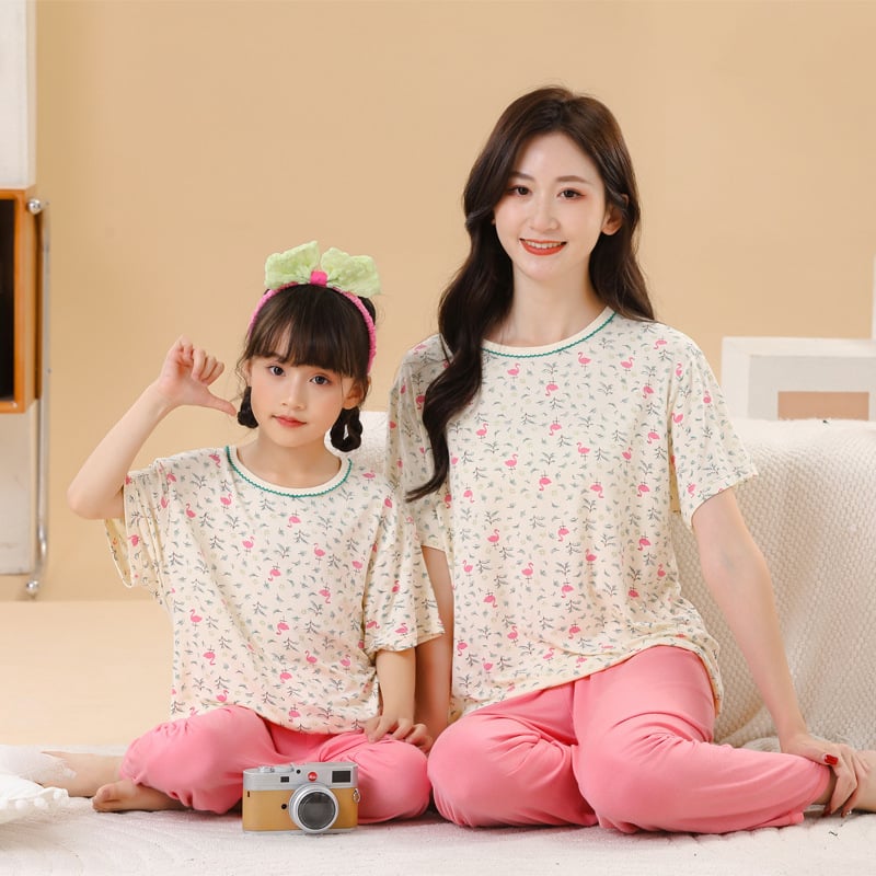 2025 vară – set pijama familie cu desen animat: tricou cu mânecă scurtă și pantaloni lungi, două piese pentru casă