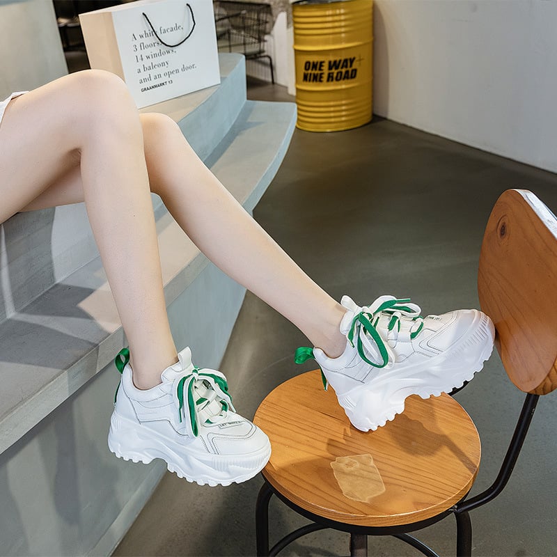 Adidași albi pentru femei cu înălțime ascunsă, stil nou primăvara 2026, talpă groasă, vârf rotund, pantofi sport casual cu platformă