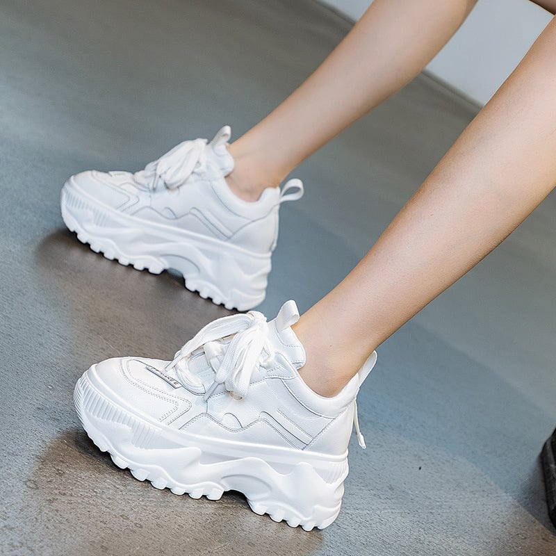 Adidași albi pentru femei cu înălțime ascunsă, stil nou primăvara 2026, talpă groasă, vârf rotund, pantofi sport casual cu platformă