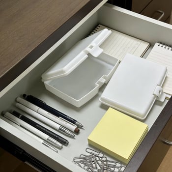 Cutie albă din plastic pentru materiale didactice de matematică pentru copii, cu panoul perforat sau fără.