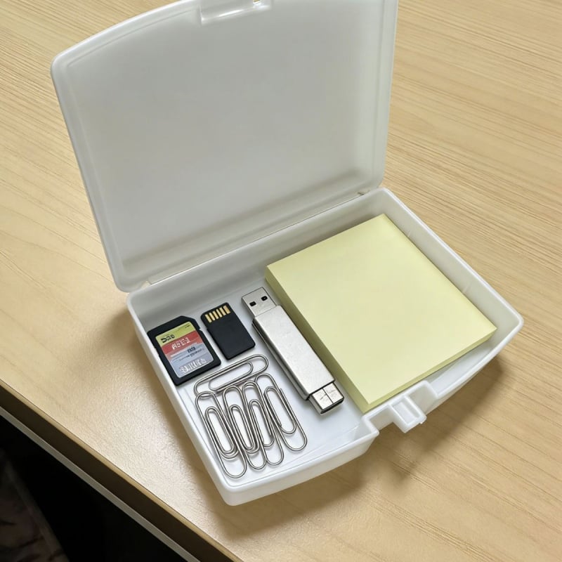 Cutie albă din plastic pentru materiale didactice de matematică pentru copii, cu panoul perforat sau fără.