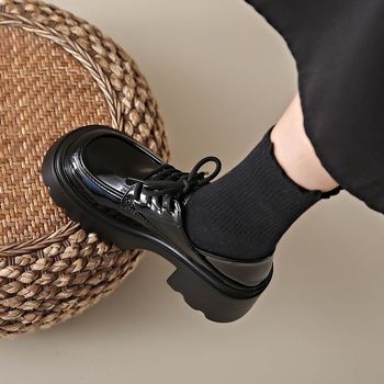 Mocasini dama cu talpă groasă și platformă, șireturi, înălțime 3–5 cm, piele lucioasă, stil JK britanic școlar